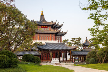 中国扬州瓜州古渡公园里的仿古建筑