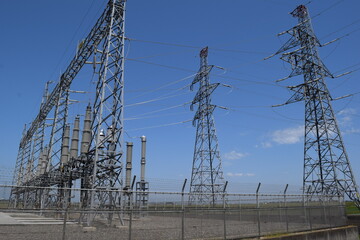 屋外変電設備と送電塔