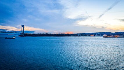 Obraz premium Verrazanno-Narrows Bridge, Sunset from Brooklyn 