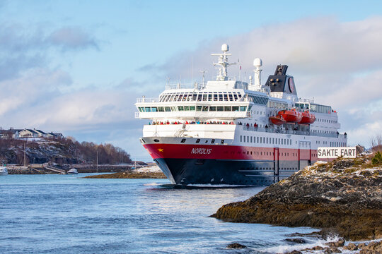 The coastal route Ms Nordlys depart from Brønnøysund harbor on the south bound