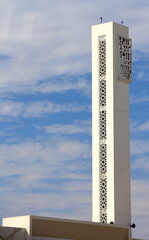 Weißes Minarett einer Moschee in Manama