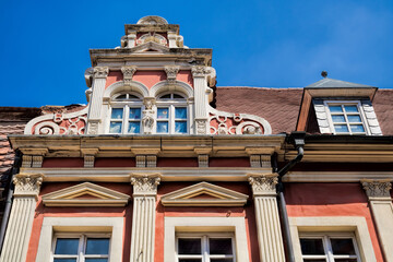 naumburg, deutschland - dachfenster an einem sanierten altbau