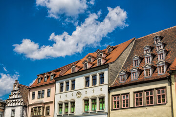naumburg, deutschland - sanierte altbauten am marktplatz