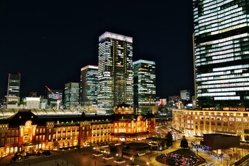 Obraz premium 冬の冷えた空気に包まれた東京駅