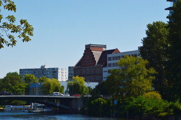 Obraz premium Die Skyline von Moabit an der Spree, Tiergarten, Berlin