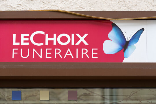enseigne d'une agence le Choix fun&eacute;raire, r&eacute;seau de pompes fun&egrave;bres en France en 2020