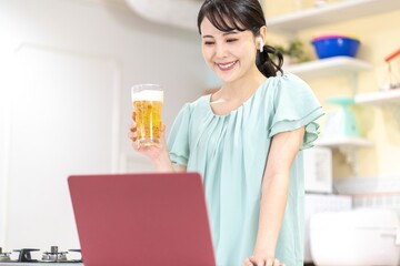 キッチン　オンライン　飲み　女性　