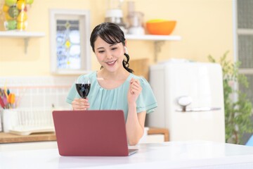 キッチン　オンライン　飲み　女性　