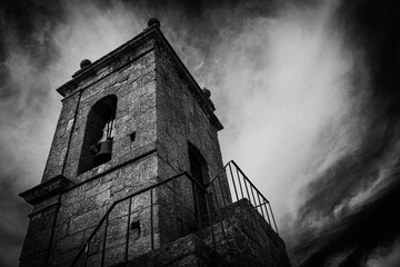 Torre sineira em Belmonte com céu dramático