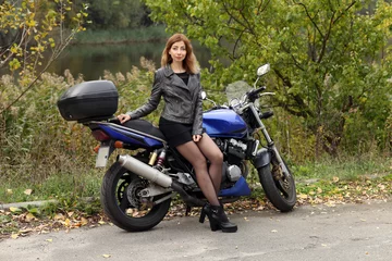 Foto op Plexiglas Beautiful slim woman sitting on the motorcycle © Сергей Луговский