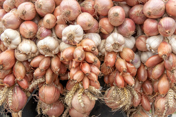 Oignons rosés de Roscoff, échalotes, ail en tas	
