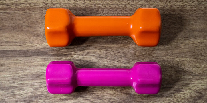 2 colored dumbbells of 1 kilogram and 1 and a half kilograms.