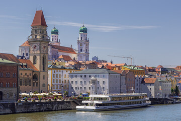 Obraz premium Close up of the historic center of Passau seen from the Luitpold bridge