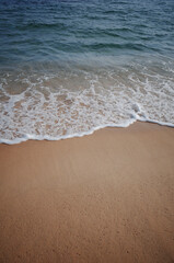 Fototapeta na wymiar 젖은 모래와 잔잔한 파도가 치는 바다의 풍경