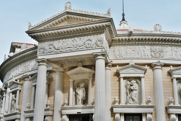Obraz premium theatre building facade in classic baroque style. columns and statues decorating the house. historical opera house. 
