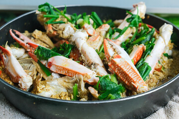 Stir-fried crab with curry powder egg and vegetable