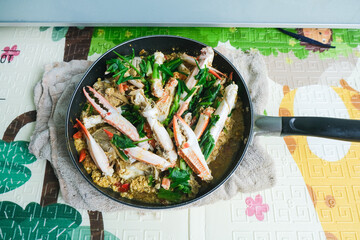 Stir-fried crab with curry powder egg and vegetable