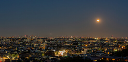 東京の夜景と満月