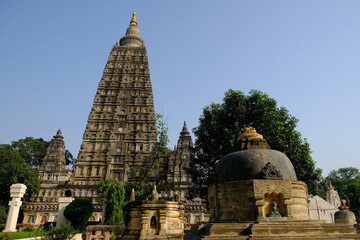 Fototapeta premium India Bodh Gaya - Mahabodhi Temple Complex main temple and small side temples