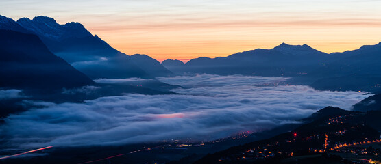Morgenröte und Nebel über Innsbruck © T. Förster