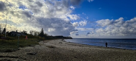 Sonniger aber bewölkter Tag am Strand bei Sonderborg in Dänemark