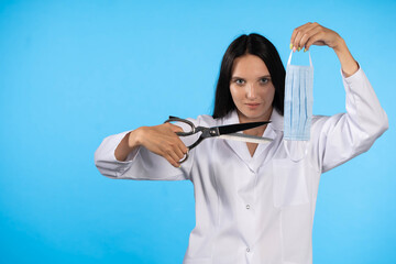 The doctor is ready to cut the protective mask and end the obligation to wear it. Global COVID-19...