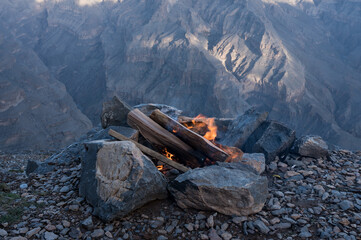 Obraz premium Fireplace near the edge against scenic rocky mountains