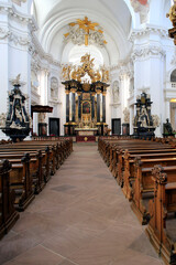 Fototapeta na wymiar Das Kirchenschiff des Dom zu Fulda. Hessen, Deutschland, Europa -- The nave of Fulda Cathedral, Fulda, Hesse, Germany, Europa