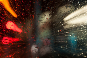 Haute vitesse sur la route. Temps de nuit avec pluie. 2