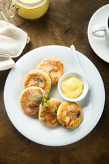 Cottage cheese cakes with lemon curd