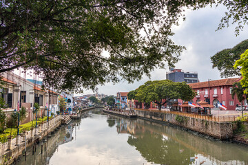Obraz premium Melaka river walk present a pleasant sight seeing of ancient and modern building and structure of historical Melaka.
