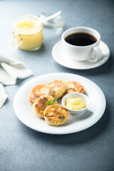 Cottage cheese cakes with lemon curd