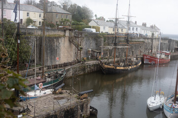 Obraz premium Old-fashioned sailing ships in Charlestown