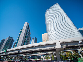 Naklejka premium 青空と高速道路とビル 東京汐留