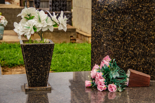Detalhe de flores em um túmulo. Fotografia feita dentro do Cemitério Santana na cidade de Goiânia. 