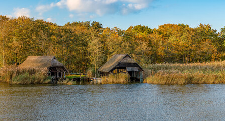 Bootshäuser / Fischerhütten am Hafen von Prerow / Prerower Strom,  Fischland Darß im Herbst