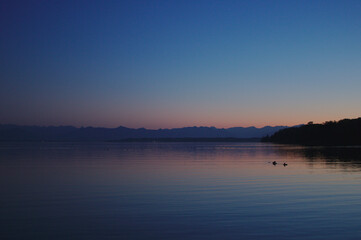 Fototapeta na wymiar Coucher de soleil sur le lac Starnberger See