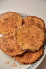 fette di melanzane gratinate al forno con pane grattugiato cibo dietetico e vegetariano