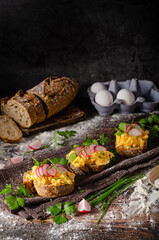 Delicious scrambled eggs on crispy bread