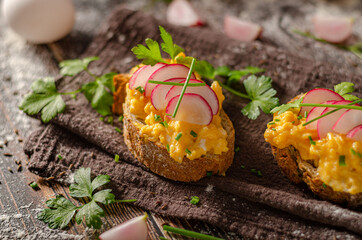 Delicious scrambled eggs on crispy bread