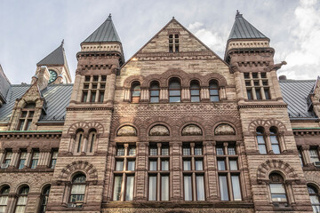 Fototapeta na wymiar Toronto's Old City Hall (1899) was home to its city council from 1899 to 1966 and remains one of the city's most prominent structures. Toronto, Ontario, Canada.