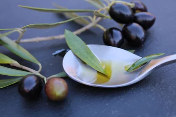 Foto op Plexiglas Branche d'olives et cuillère d'huile d'olive © CURIOS