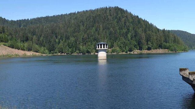 Schwenk &uuml;ber die Talsperre Kleine Kinzig bei Alpirsbach im Schwarzwald, Deutschland, vom Turm zum &Uuml;berlauf, aufgenommen vom Staudamm