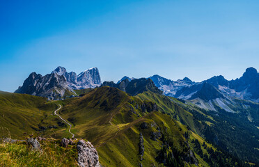 Berge in Südtirol im Sommer bei blauem Himmel mit Sonneneinstrahlung