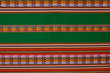 Arte textil de cultura Incaica de distintos colores. Rojo y verde. Colores navideños. 