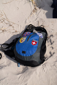 Ein Rucksack an einem Strand