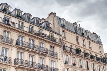 Fototapeta na wymiar Beautiful Paris building facade with windows and balconies