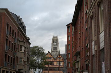 Fototapeta premium Une vue sur la tour d'Abbatiale Saint-Ouen depuis la rue Molière à Rouen.