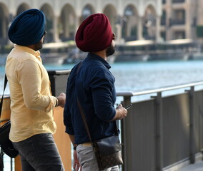 Zwei Sikh-Männer mit Turban unterwegs in der Stadt