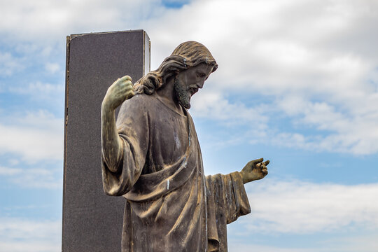 Escultura de imagem de Jesus Cristo. Cemitério Santana, na cidade de Goiânia.